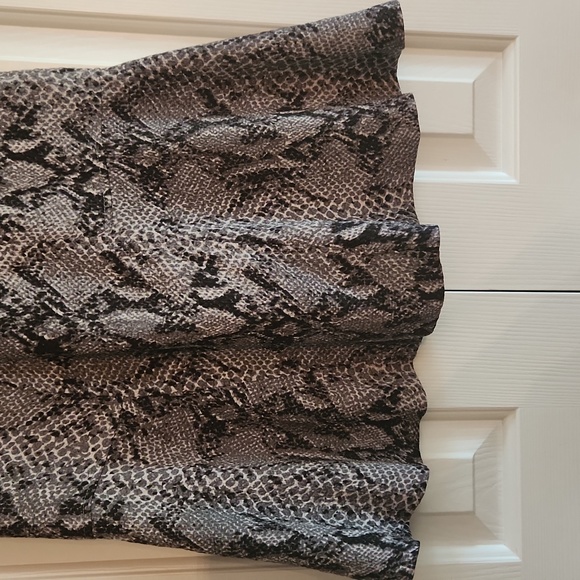 28. Ann Taylor, Women's dress Petite, Size OP, Snake skin design - Picture 3 of 11